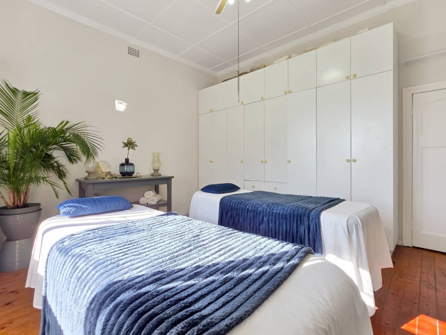 6 Bedroom Property for Sale in Green Point Western Cape